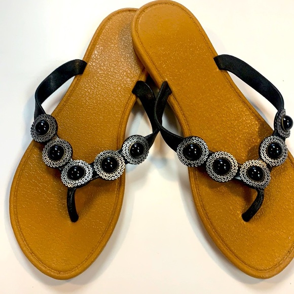 Beautiful embellished black and silver toned jeweled rubber flip flops size 7/8 - Picture 1 of 6